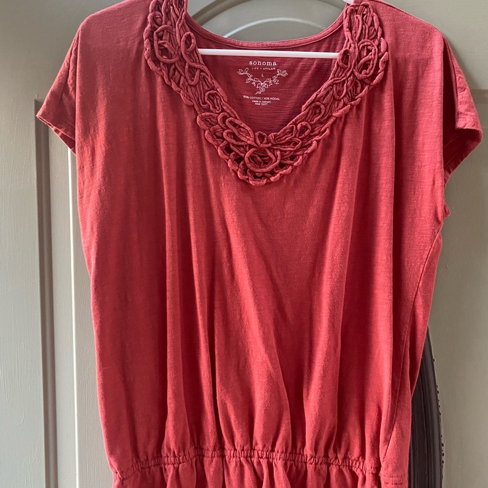 Super cute rust orange shirt. Adorable v-neck line and bunchy bottom. Size L